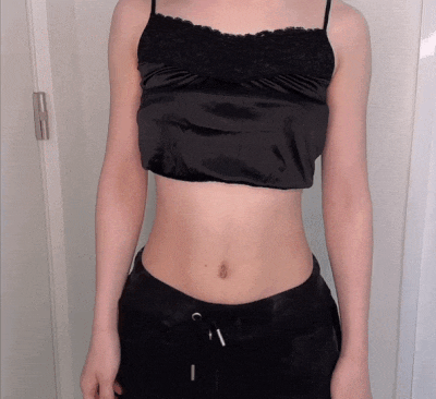 細さを見せつける女性